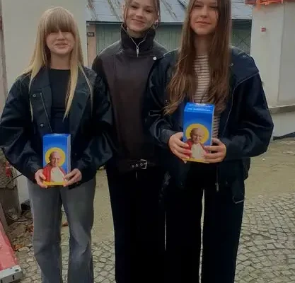 Dzień Papieski w parafii – młodzież zbierała na stypendia