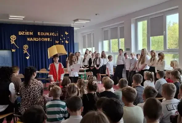 Dzień Edukacji Narodowej w szkole: uczniowie rozbawili nauczycieli do łez