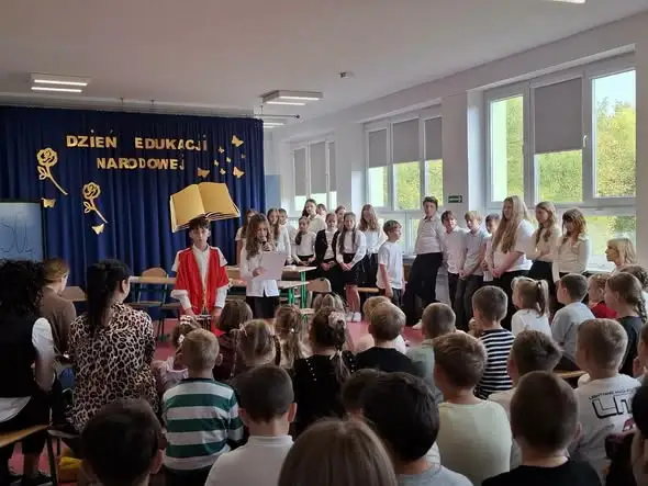 Dzień Edukacji Narodowej w szkole: uczniowie rozbawili nauczycieli do łez