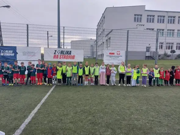 Turniej „Zdrowo na Sportowo” w Obszy – blisko 50 młodych piłkarzy na orliku
