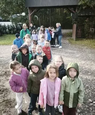 Przedszkolaki i pierwszoklasiści z Biłgoraja na wycieczce w zagrodzie Doboszówka