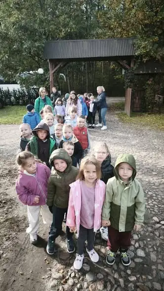 Przedszkolaki i pierwszoklasiści z Biłgoraja na wycieczce w zagrodzie Doboszówka