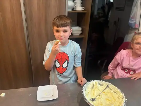 Kuchcikowo w starszej grupie: dzieci piekły rurki z kremem