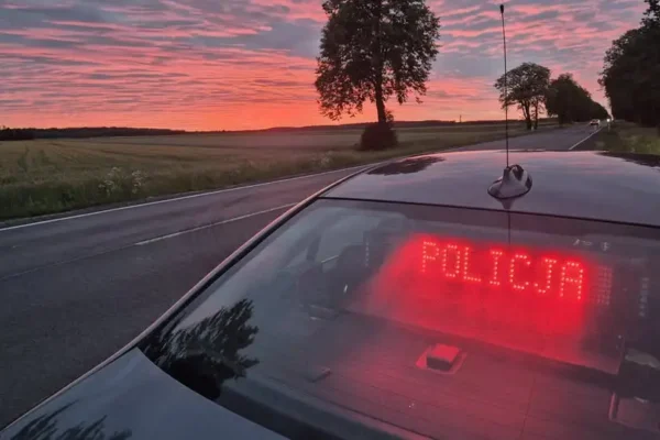Pożar samochodu na DK76: droga zablokowana, wyznaczono objazdy