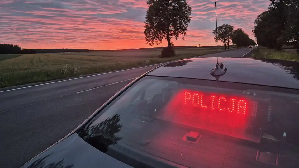 Pożar samochodu na DK76: droga zablokowana, wyznaczono objazdy