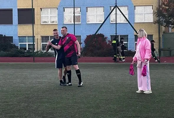 Charytatywny mecz w Józefowie nad Wisłą: samorządowcy zmierzyli się z policjantami