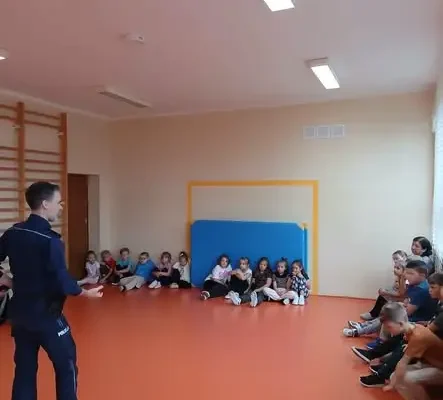 Policjant w szkole: bezpieczeństwo, fake newsy i odpowiedzialność prawna