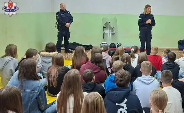Policja z Łukowa spotkała się z młodzieżą z Gręzówki. Rozmawiali o służbie i bezpieczeństwie