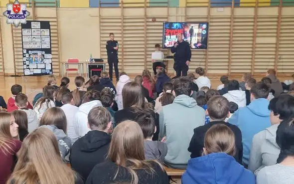 Policjanci z Łukowa uczyli młodzież bezpieczeństwa i zasady 4U