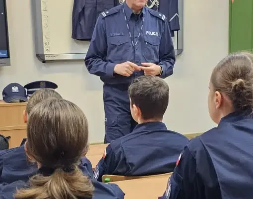 Policja Łukowska szkoli kadetów z Radoryża Smolanego w zakresie noszenia munduru