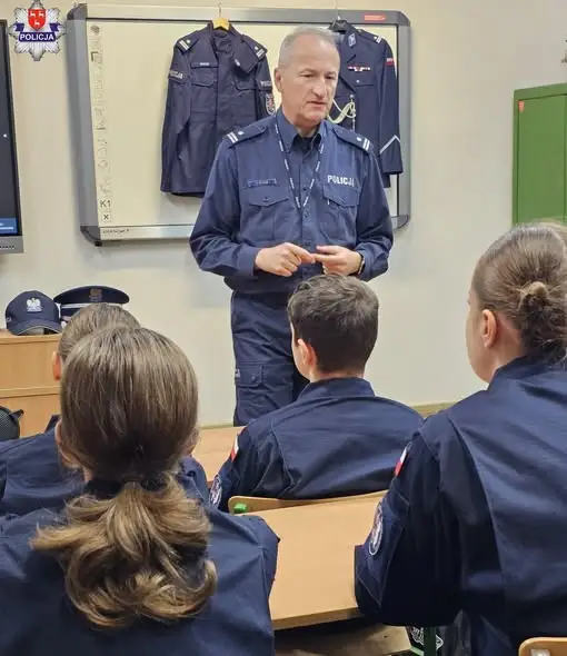 Policja Łukowska szkoli kadetów z Radoryża Smolanego w zakresie noszenia munduru