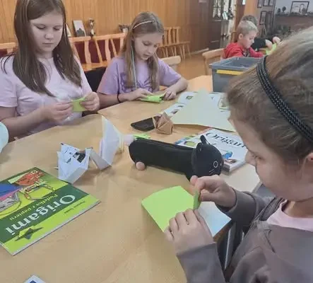 Papierowe cudeńka w bibliotece – zaproszenie na środowe zajęcia