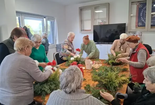 Seniorki z Klubu „Ballada” oddały hołd bohaterom, wiązanki trafiły na mogiły