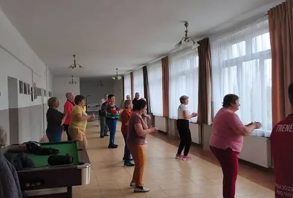 Taniec, kuchnia i hamburgery – aktywny dzień w Klubie Seniora w Prawnie