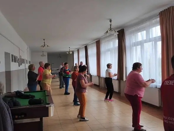 Taniec, kuchnia i hamburgery – aktywny dzień w Klubie Seniora w Prawnie