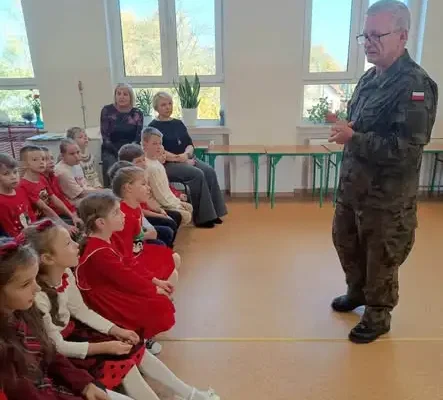 Płk Bogdan Kiełbasa uczył najmłodszych bezpieczeństwa w Szkole Podstawowej w Soli
